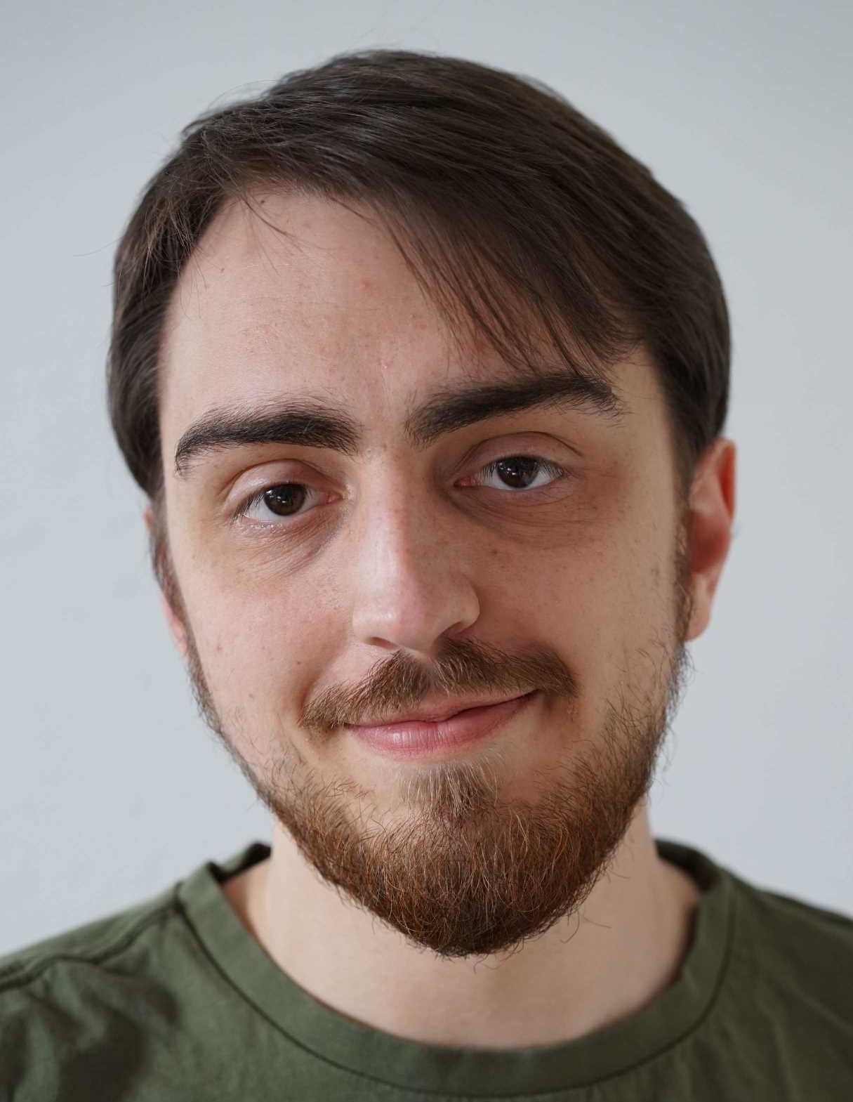 Ein Portraitfoto Robin Quisbrok.